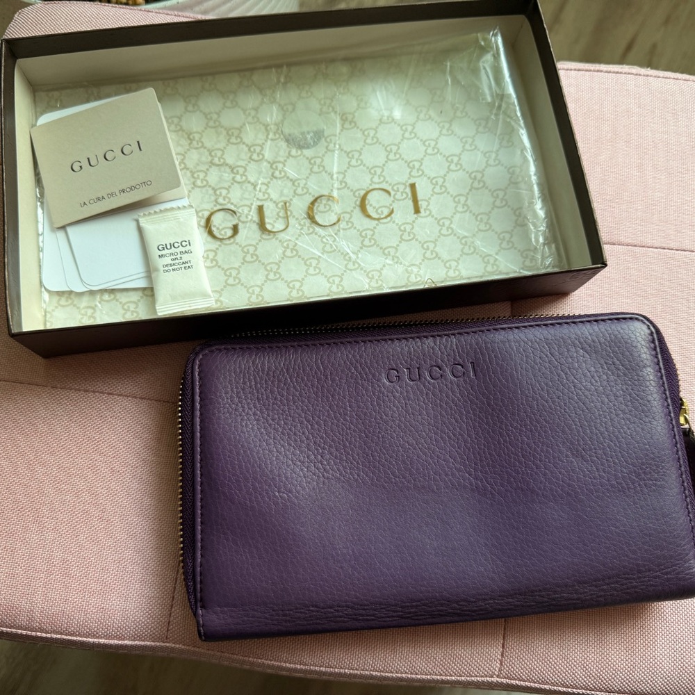 💯 Authentic Gucci Lilac Leather Zip Wallet